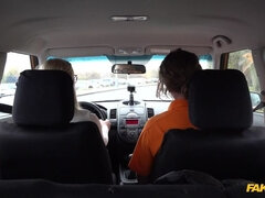 Amatoriale, Brunetta, Macchina, Europea, Occhiali, Tette naturali, Gonna, Tette