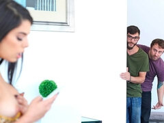 흑갈색 머리, 더블 삽입, 머리카락이 많은, 핸드잡, 하드코어, 라티나, 남자 둘에 여자 하나, 쓰리섬