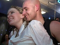 Stor kuk, Klädd kvinna naken man, Påklädda, Sperma i munnen, Dansar, Ansiktsbehandling, Satäng, Våt