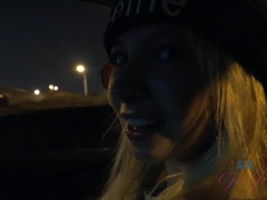 Blondína, Honění, Z pohľadu účastníka, Na verejnosti, Pička, Vychudnutá, Fajčenie, Stripping
