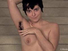 엉덩이, 흑갈색 머리, 머리카락이 많은, 수음, 젖꼭지, 부어있는 듯한 젖꼭지, 문신