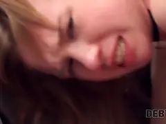 Debt4k. das arme mädchen Alice Klay liebt coole gadgets und bezahlt mit muschi