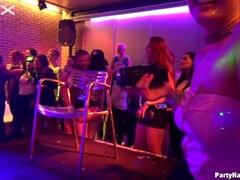 Cfnm, Bekleidet, Schwanz, Gruppe, Interrassisch, Küssen, Ablutschen, Swingers