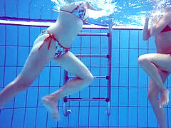 Bikini, Lesbisch, Im freien, Zierlich, Pool, Öffentlich, Jungendliche (18+), Unter wasser
