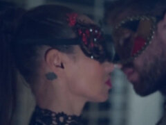 Velké péro, Velké kozy, Kuřba, Prsatá, Stříkání spermatu, Ženský, Maska, Kozičky