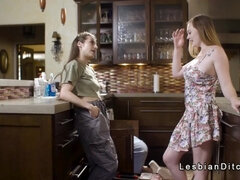 Bruinharig, Vingeren, Vriendin, Harig, Zoenen, Lesbisch, Orgasme, Kut duiken