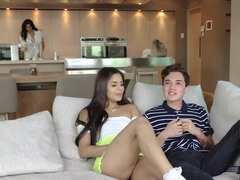 Sucer une bite, Preservatif, Éjaculer dans la bouche, Jeans, Fille latino, Culottes ou slips, Adolescente, Plan cul à trois