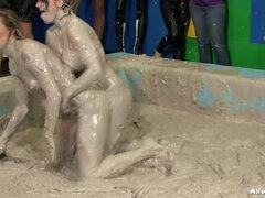 Tjejfajt, Våt, Brottning