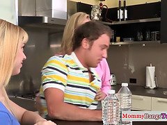 Anal, 2 femmes 1 homme, Lunettes, Hd, Mère que j'aimerais baiser, Lécher le sphincter, Douche, Plan cul à trois