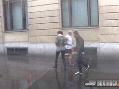 Brunette, Give finger, Slikning, Nøgenhed, Lille kvinde, Offentlig, Bryster