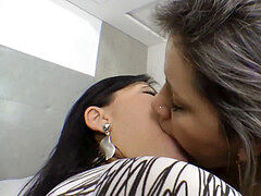 smooches ANA CLARA & KELLY SILVA