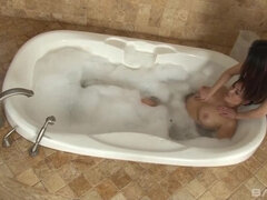 London Keyes and Amber Q have bubble bath lezzie dildo play
