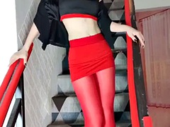 Xiaojun dances with red stockings and exposed bottom