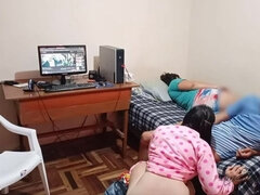 Mi hijastra juega video juegos mientras la follo y mi mujer esta descansando: llego del trabajo y aprovecho a follar a mi hijastra brutalmente sin hac