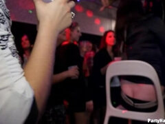 Škornji, Oblečena ženska in nag moški, Ples, Kurac, Doggystyle, Medrasni seks, Dokolenke, Svingerji