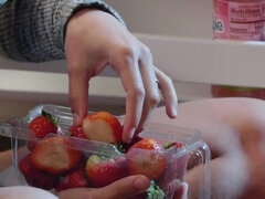 Язык в попке, Еда, Поцелуи, Лесбиянка, Лизание, Натуральные сиськи, Пирсинг, Сиськи