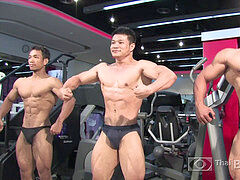 thai Bodyuilder Oct1 group1 posing