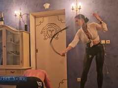 Enthousiasteling, Bondage discipline sadomasochisme, Naakte man aangeklede vrouw, Dominante vrouw, Fetisj, Duits, Vernedering, Straf