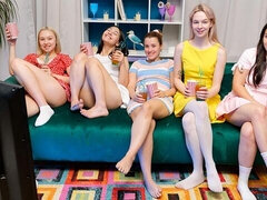 18 jaar, Vingeren, Likken, Ondergoed, Natuurlijke tieten, Geschoren, Tiener, Tieten likken