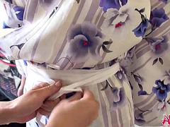 Azjatka, Duży kutas, Obciąganie, Palcówka, Obciąganie, Hardcore, Na wolnym powietrzu, Zabawki