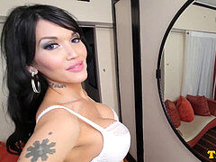 Morena, Masturbação, Calcinha, Piercing, Hermafrodita andrógina, Solo chão, Tatuagem