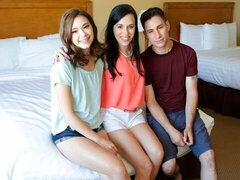 Dormitorio, Mamada, Estilo perrito, Ffm, Lencería, Afeitado, Adolescente, Trio