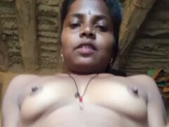 Desi Amantur Indian Hot Girl Showing Boobs and Beautiful Pussy