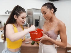 Gros cul, Noir ébène, Embrassement, Lesbienne, Masturbation, Chatte, Rasée, Nénés