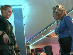 Culo, Rubia, Vestidas, Club, Cuero, Bragas, Ducha, Medias largas