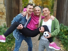 18, Duży tyłek, Duży kutas, Blondynka, Obciąganie, Styl na pieska, Naturalne cycki, Cycki