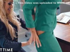 Krásky, Veľké kozy, Blondína, Brunetka, Prstovanie, Lesbické, Pička, Sekretárka