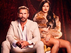 Hatalmas hátsó, Monumentális dákó, Tekintélyes didik, Cumizás, Gesztenyebarna, Kutya póz, Kőkemény, Érett feleség