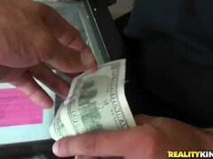 Nana, Grosse bite, Sucer une bite, Brunette brune, Hard, Monstre, Petite femme, Maigrichonne