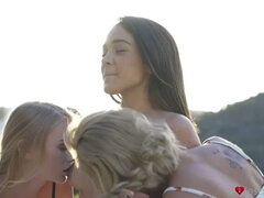 흑갈색 머리, 핑거링, 레즈비언, 야외의, 쓰리섬, 젖가슴, 장난감들, 바이브레이터