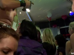 Enthousiasteling, Bruinharig, Naakte man aangeklede vrouw, Hondjeshouding, Vingeren, Feest, Satijn, Zuigen