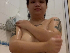 Amateur, Asiático, Cuarto de baño, Gorda, Cabello corto, Tatuaje