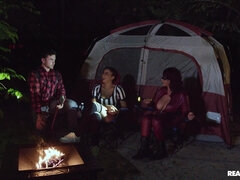 오랄섹스, 부츠, 두여자와 한남자, 목구멍이 막히는, 키스, 피어싱, 보지, 쓰리섬