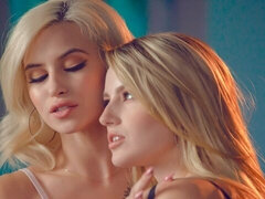 Blonde, Embrassement, Lesbienne, Maigrichonne, Dénudage, Tatouage, Adolescente, Nénés