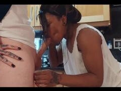 Fafanje, Prišlo v usta, Dekle drka tiča, Kuhinja, Milf, Tetovaže