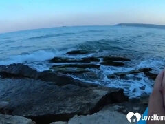 Enthousiasteling, Strand, Grote lul, Pijpbeurt, Vuisten, Orgasme, Roodharige vrouw, Tieten likken