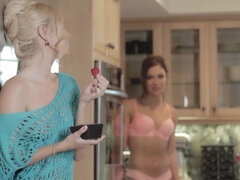 Kotě, Blondýna, Brunetka, Klitoris, Přítelkyně, Kuchyně, Lesbické, Drobounká