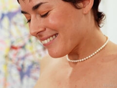 Nana, Brunette brune, Plantureuse, Érotique, Poilue, Embrassement, Seins naturels, Chatte