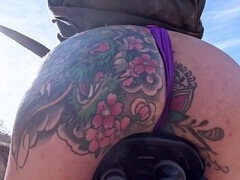 Из жопы в рот, Большая жопа, Эксгибиционист, Обнаженные, На публике