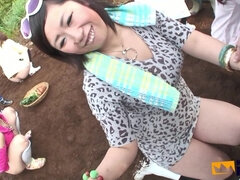 Azjatka, Obciąganie, Wytrysk do ust, Orgia, Na wolnym powietrzu, Sikanie, Cycki