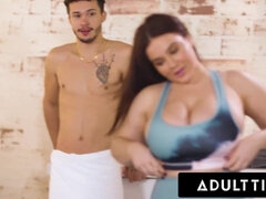 Gros seins, En levrette, Bâillonner, Massage, Seins naturels, Réalité, Plan cul à trois, Nénés