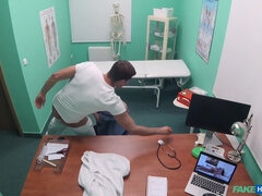 Kotě, Kuřba, Brunetka, Dávení penisem, Doktor, Kancelář