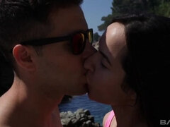 18 ans, Brunette brune, Tir de sperme, Faciale, De plein air, Adolescente