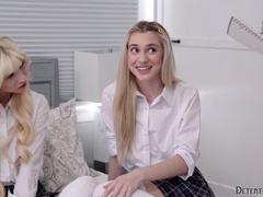 Blondýna, Kuřba, Na obličej, Bradavky, Orgasmus, Drobounká, Vyhublá, Kuřba sání