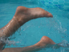 Fétiche des pieds, Piscine, Solo