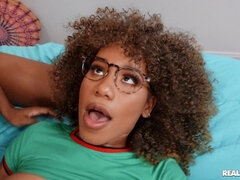 Babe, Dekle drka tiča, Hardcore, Medrasni seks, Lizanje, Muco, Nogavice, Squirting